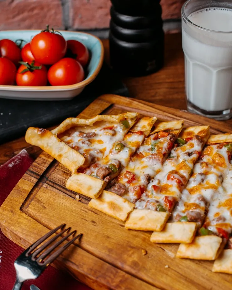 Kuşbaşılı Kaşarlı Pide